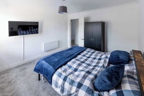 2 habitaciones, escritorio, tabla de planchar con plancha y wifi