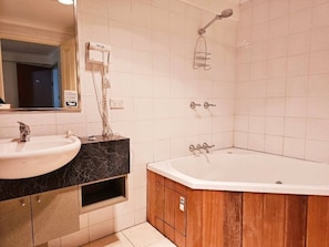 Jetted bath, towels, toilet paper