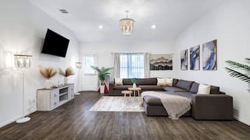 Een smart-tv en een kantoor