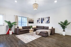 Smart TV, offices - Hot Tub Getaway | Game Room Office Yard BBQ WiFi (San Antonio)