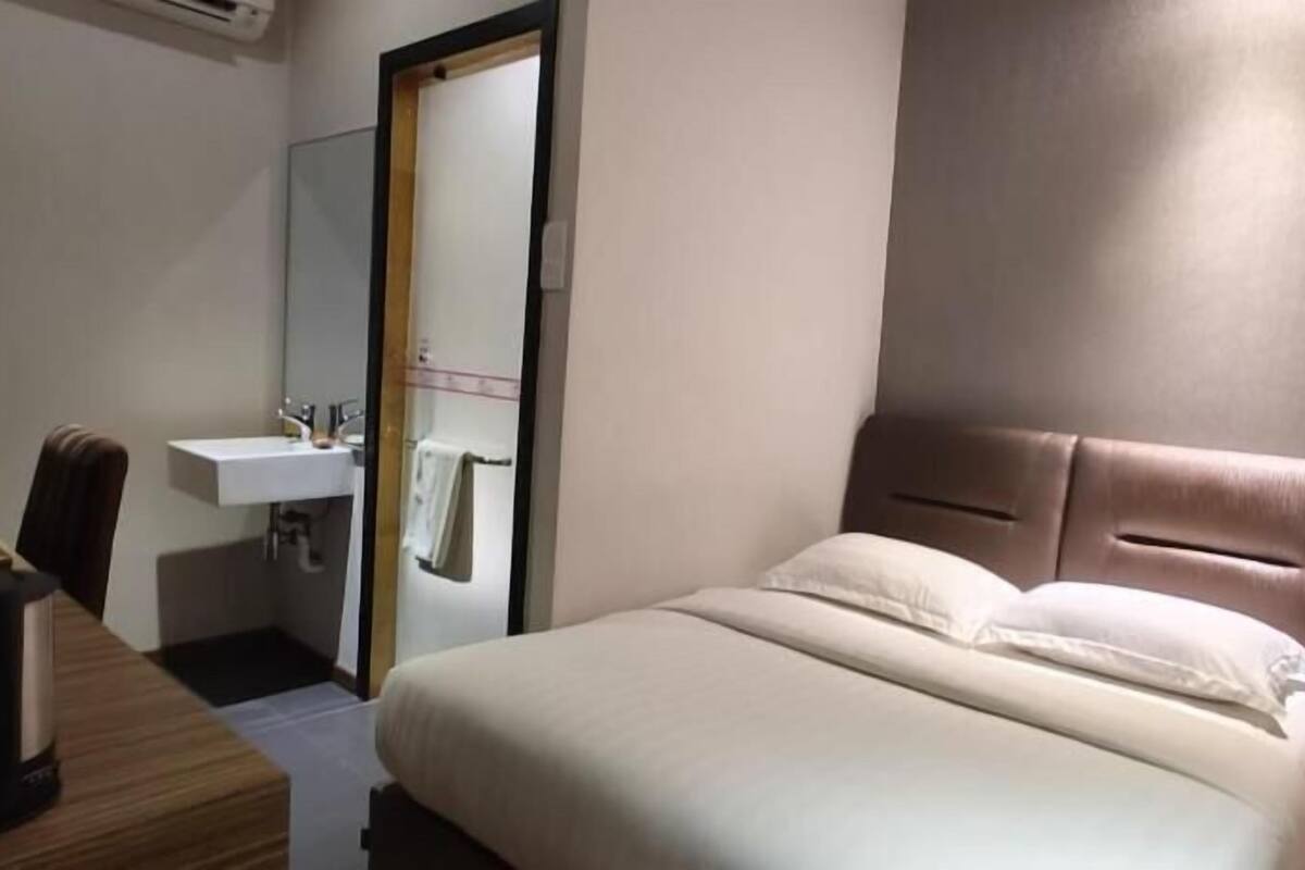 Standard Double Room, 1 Katil Ratu (Queen) | Meja, seterika/papan seterika, Wi-fi percuma