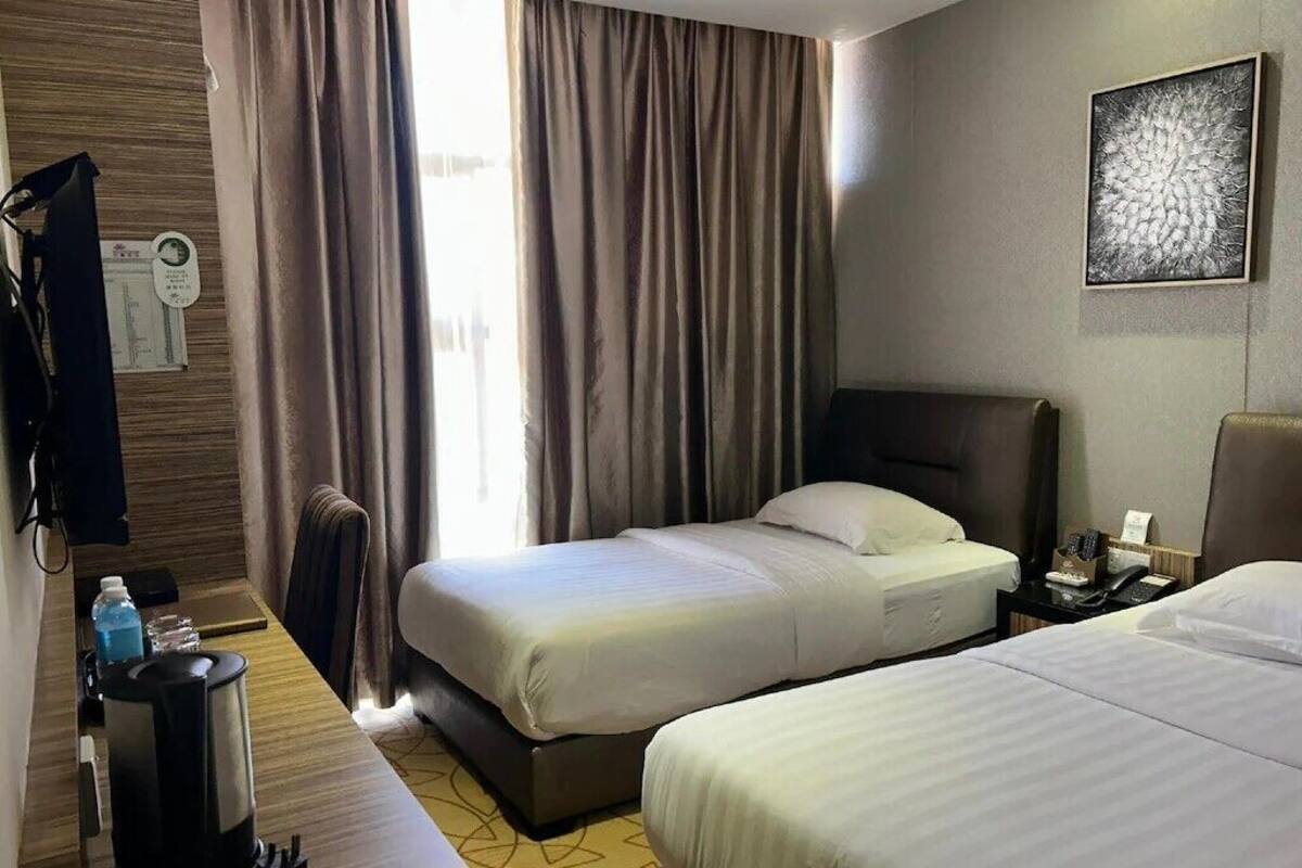 Standard Twin Room | Meja, seterika/papan seterika, Wi-fi percuma
