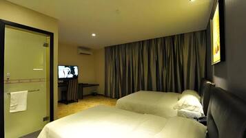 Deluxe-Dreibettzimmer | Schreibtisch, Bügeleisen/Bügelbrett, kostenloses WLAN