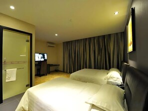 Deluxe Triple Room | Meja, seterika/papan seterika, Wi-fi percuma 