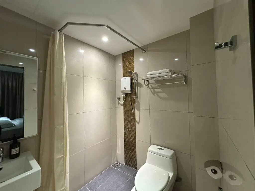 Standard Double Room, 1 King Bed | Bathroom | Shower, towels, toilet paper