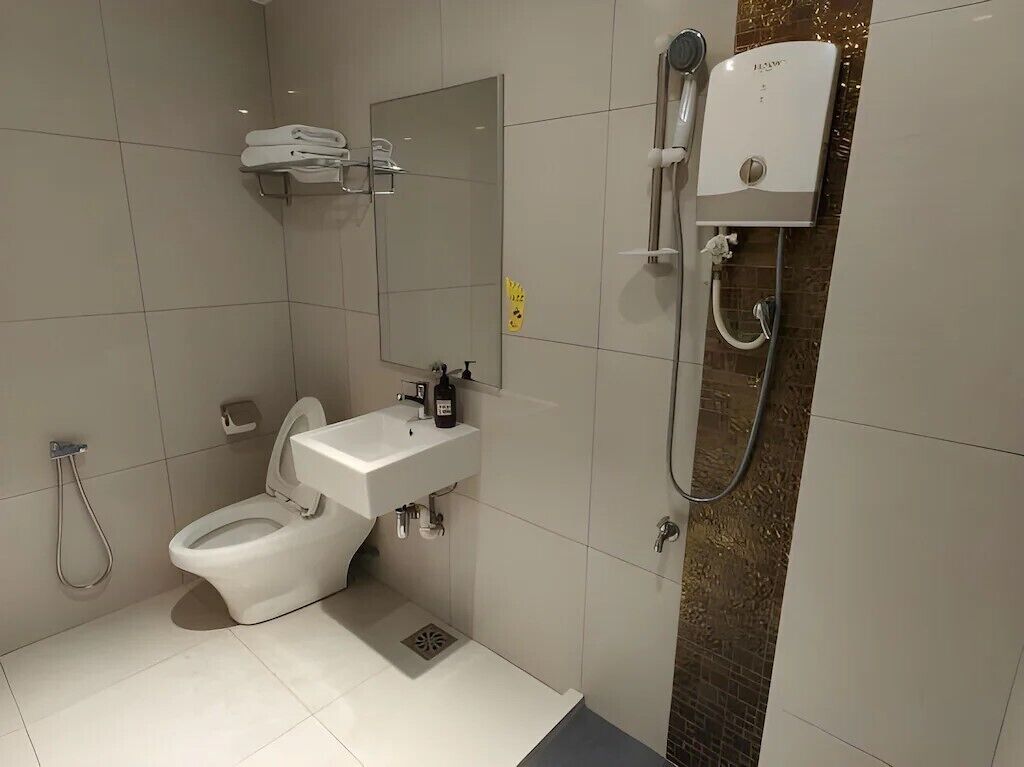 Ein modernes Badezimmer mit Toilette, Waschbecken und Dusche.