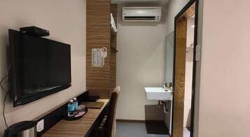 标准双人房, 1 张大床 | 办公桌、熨斗/熨板、免费 WiFi