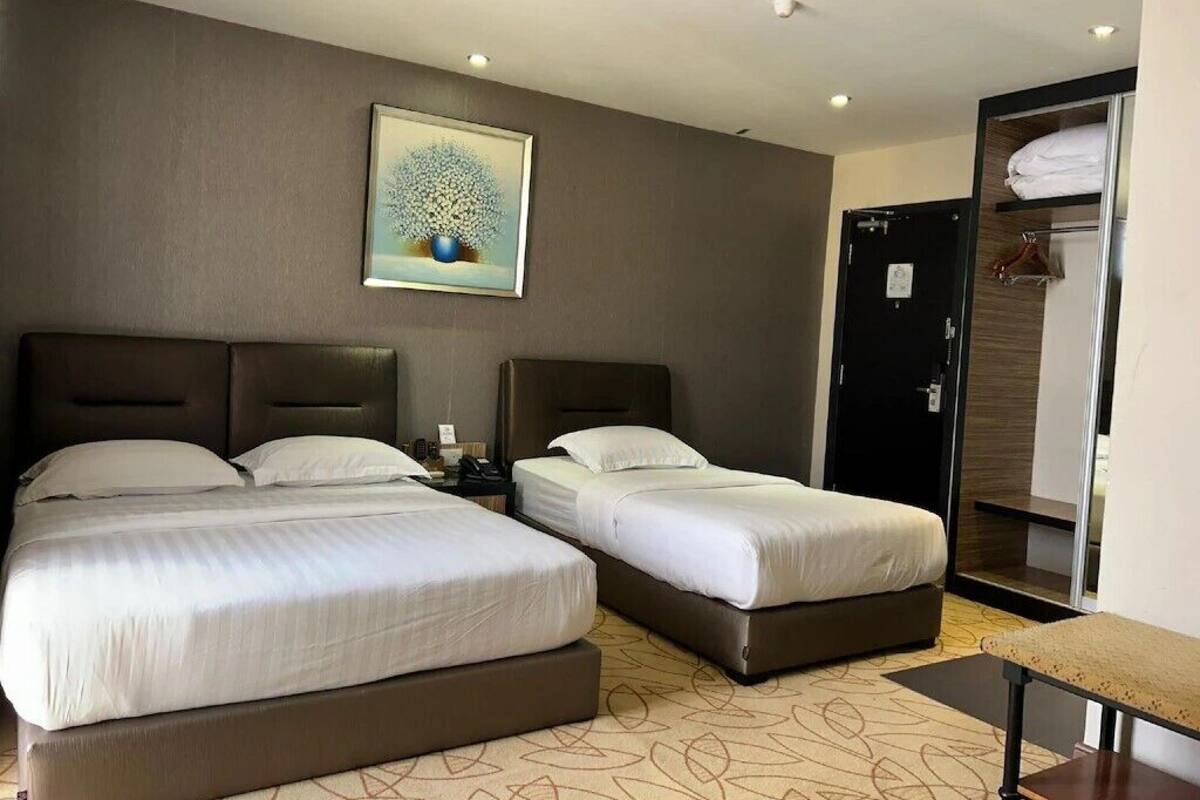 デラックス トリプルルーム | バスルーム | シャワー、タオル、トイレットペーパー