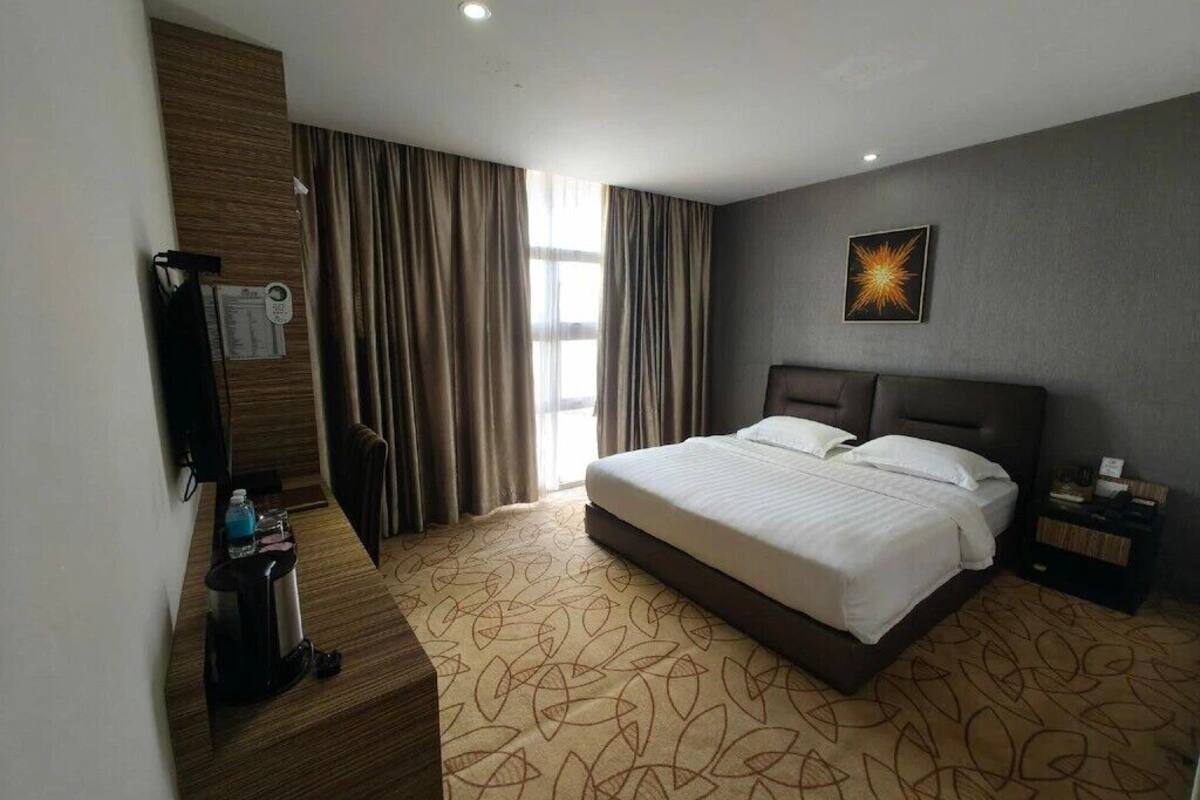 Deluxe Double Room, 1 Katil Raja (King) | Meja, seterika/papan seterika, Wi-fi percuma