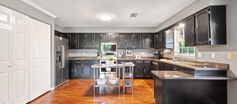 Lake Breeze Cottage - by Chatuge Home Concierge<br>Lake access, fire pit, hot tub, canoe, kayak