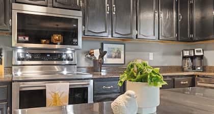 Lake Breeze Cottage by Chatuge Home Concierge<br>Lake access, fire pit, hot tub, canoe, kayak