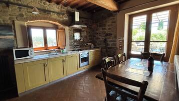 Frigorifero, microonde, forno, piano cottura