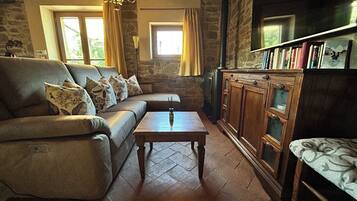 Smart TV, caminetto, tavolo da ping pong