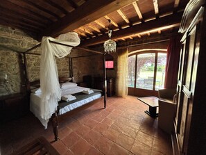 6 soverom, skrivebord, strykejern/-brett og wi-fi (inkludert)