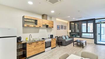 Individueel gedecoreerd, individueel gemeubileerd, een bureau