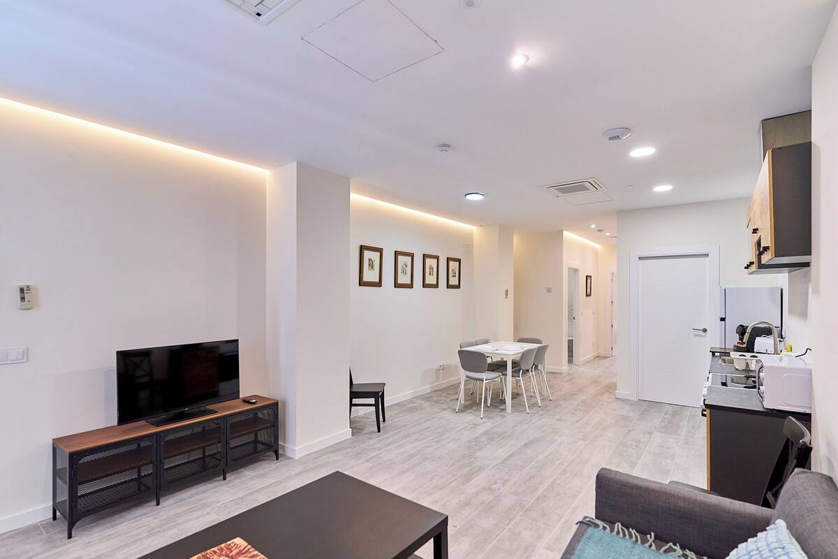 Apartment | Wohnbereich | 42-Zoll-Smart-TV mit Digitalempfang