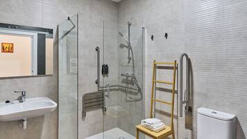 Departamento superior | Baño | Amenidades de baño gratuitas, secadora de cabello, toallas, jabón