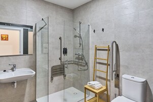 Apartment | Bathroom | Shower, free toiletries, hair dryer, towels