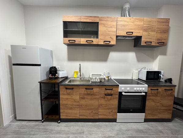 Departamento superior | Cocina privada | Refrigerador, microondas, horno y parrilla de estufa