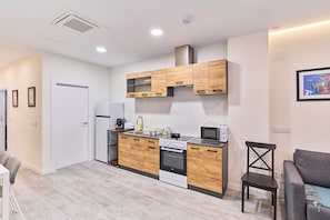 Superior Apartment | Private kitchen | Fridge, microwave, oven, stovetop
