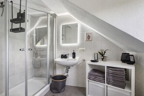 Dusche, kostenlose Toilettenartikel, Haartrockner, Handtücher