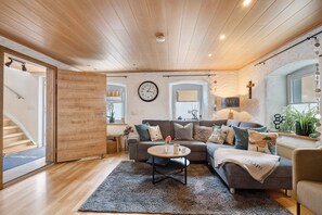 TV, fireplace, DVD player