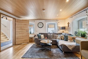 TV, fireplace, DVD player