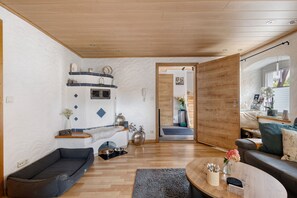 Fernseher, Kamin, DVD-Player