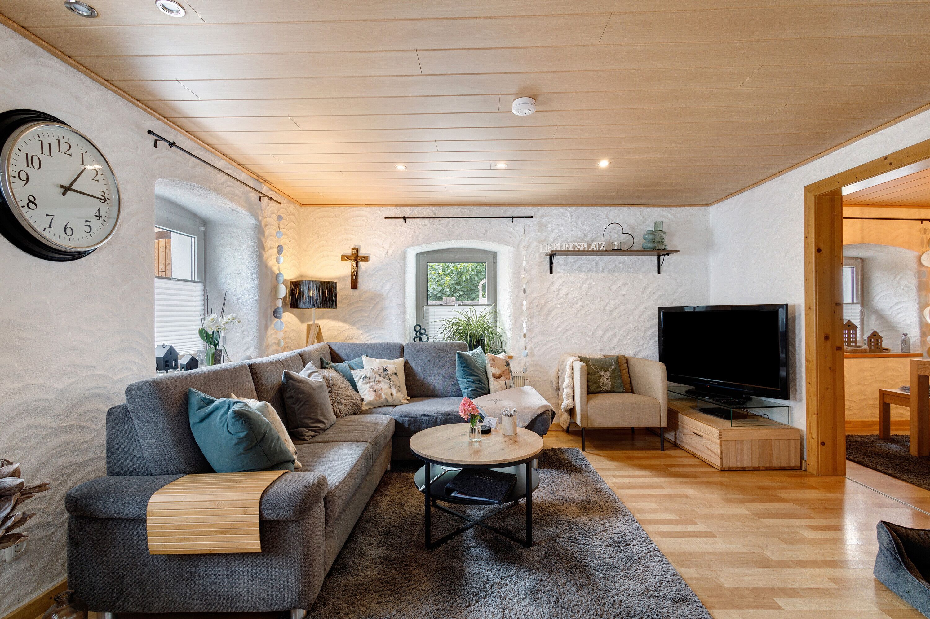 Televisión, chimenea y reproductor de DVD 