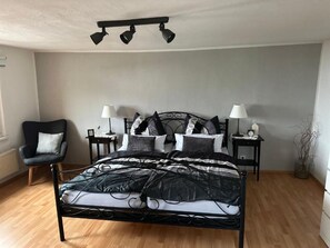 2 室のベッドルーム、アイロン / アイロン台、WiFi、ベッドシーツ