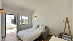 4 slaapkamers, een strijkplank/strijkijzer, gratis wifi, beddengoed