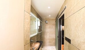 Dusche, Whirlpool, Haartrockner, Bidet