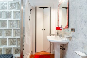 Ducha, secador de pelo, bidet, toallas