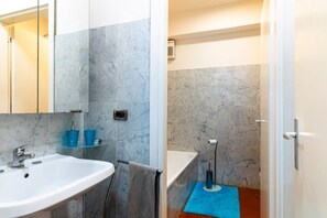 Een douche, een haardroger, een bidet, handdoeken