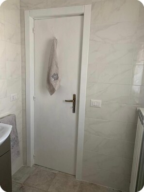 Secador de pelo, jabón y papel higiénico