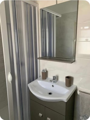 Sèche-cheveux, savon, papier toilette