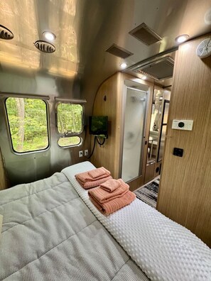 1 bedroom, WiFi - “Moonbeam” (Airstream) (Oakland)