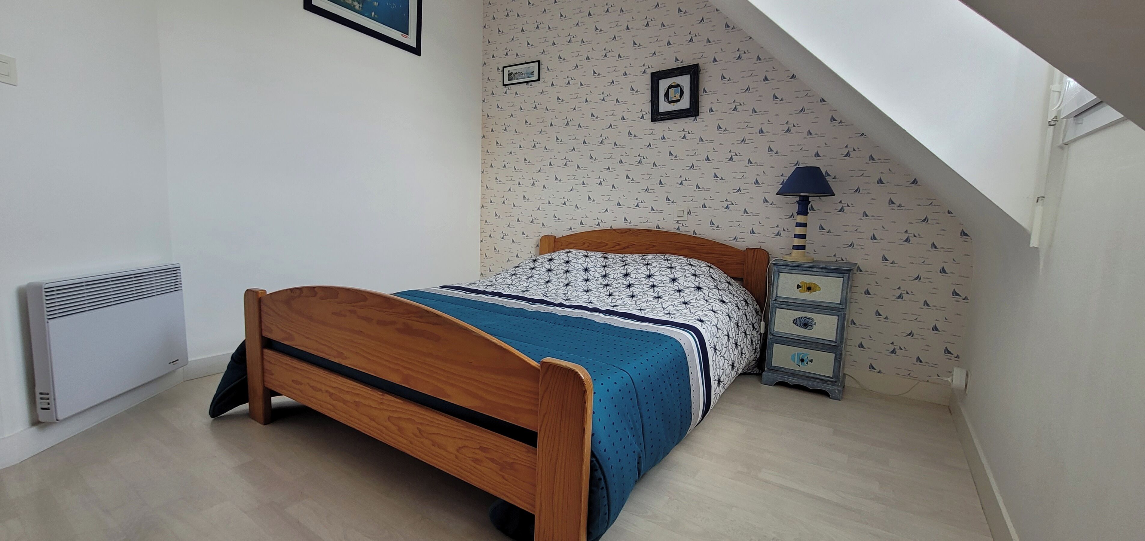 Iron/ironing board, bed sheets