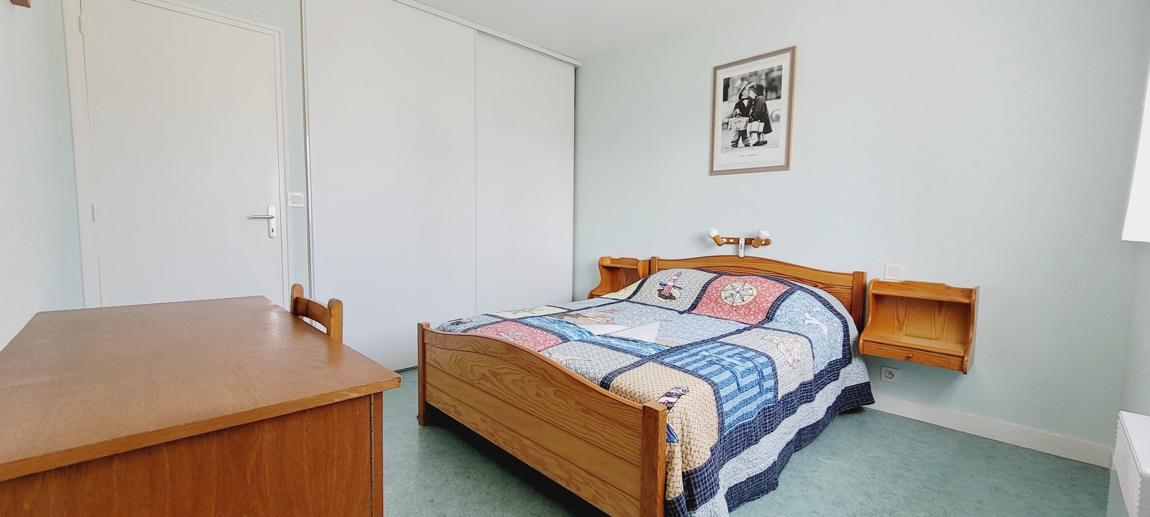 Iron/ironing board, bed sheets