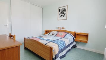 Iron/ironing board, bed sheets