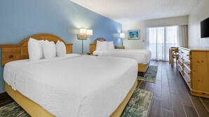 Une chambre d’hôtel avec deux lits, une commode en bois, un téléviseur à écran plat et une fenêtre avec des rideaux.