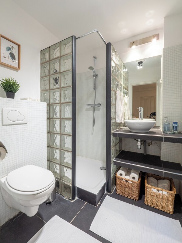 Douche, articles de toilette (gratuits), séchoir à cheveux, peignoirs