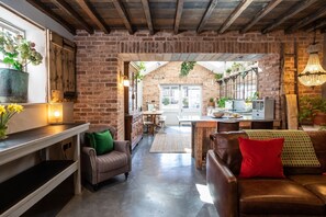 テレビ、DVD プレーヤー、書庫