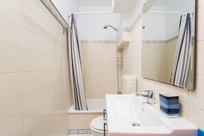 Secador de pelo, toallas, papel higiénico