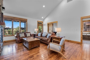 Smart TV, fireplace, offices - Brasada Ranch Cabin 21 Mtn & Golf Views Hot Tub (Powell Butte)