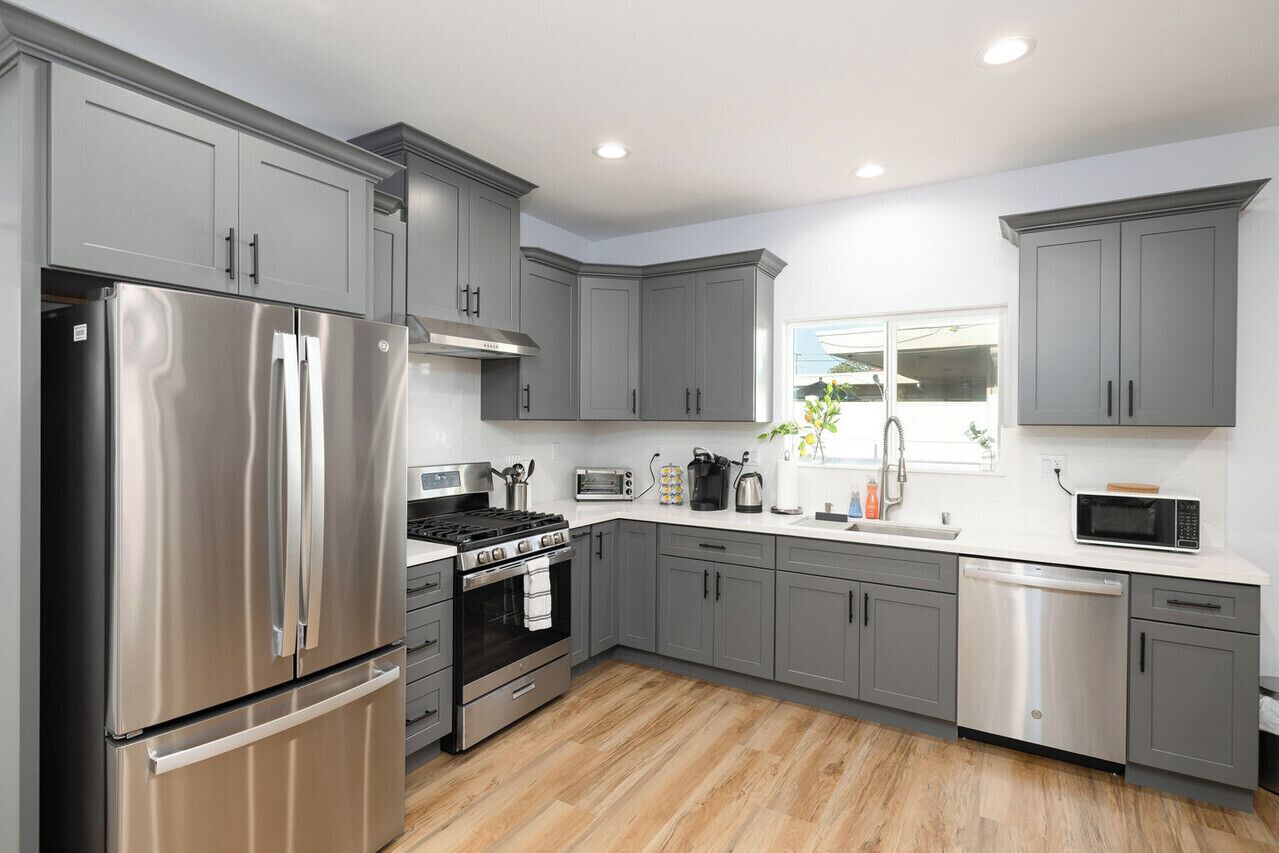 Kühlschrank, Mikrowelle, Ofen, Herdplatte