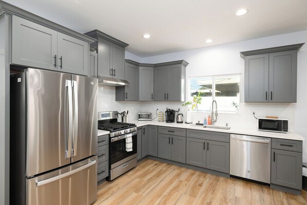 Kühlschrank, Mikrowelle, Ofen, Herdplatte