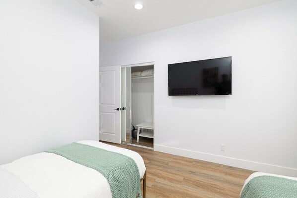 3 bedrooms, desk, iron/ironing board, free WiFi