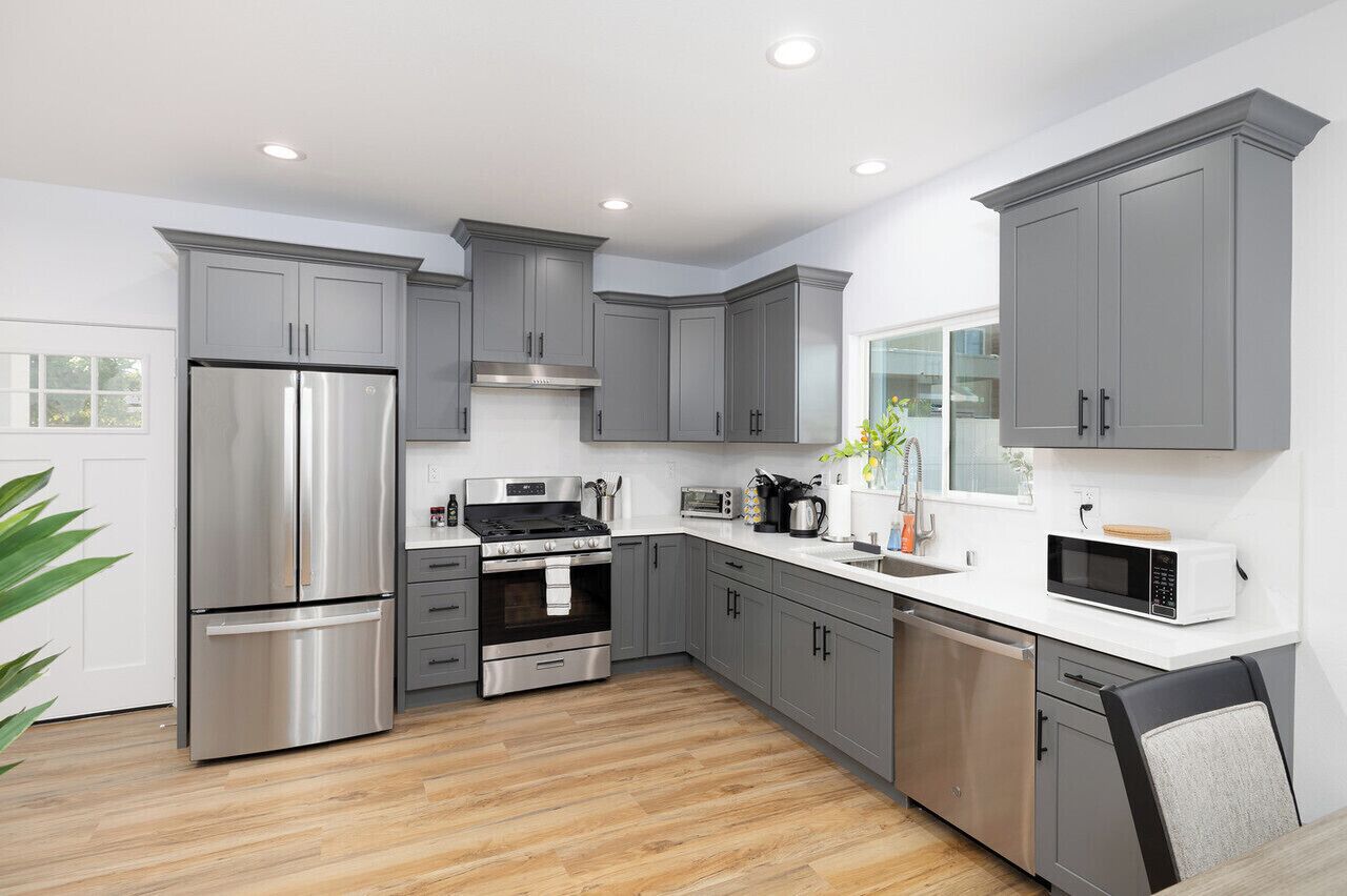 Een koelkast, een magnetron, een oven, een kookplaat