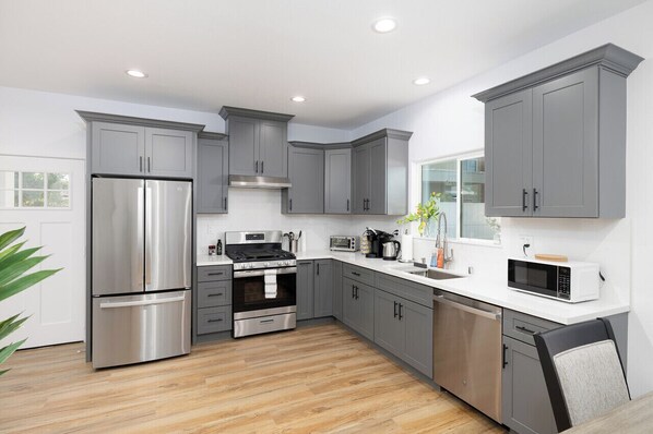 ثلاجة، ميكروويف، فرن، موقد طهي مسطح